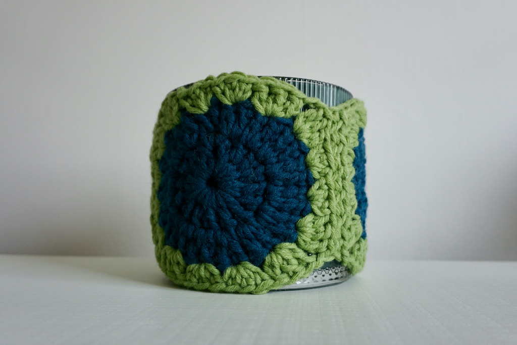 Het eindresultaat van een gehaakte cache-pot, gemaakt met granny squares