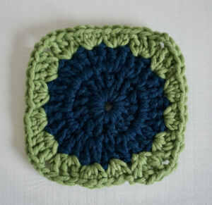 Eén enkele gehaakte granny square, onderdeel van het cache-pot haakproject