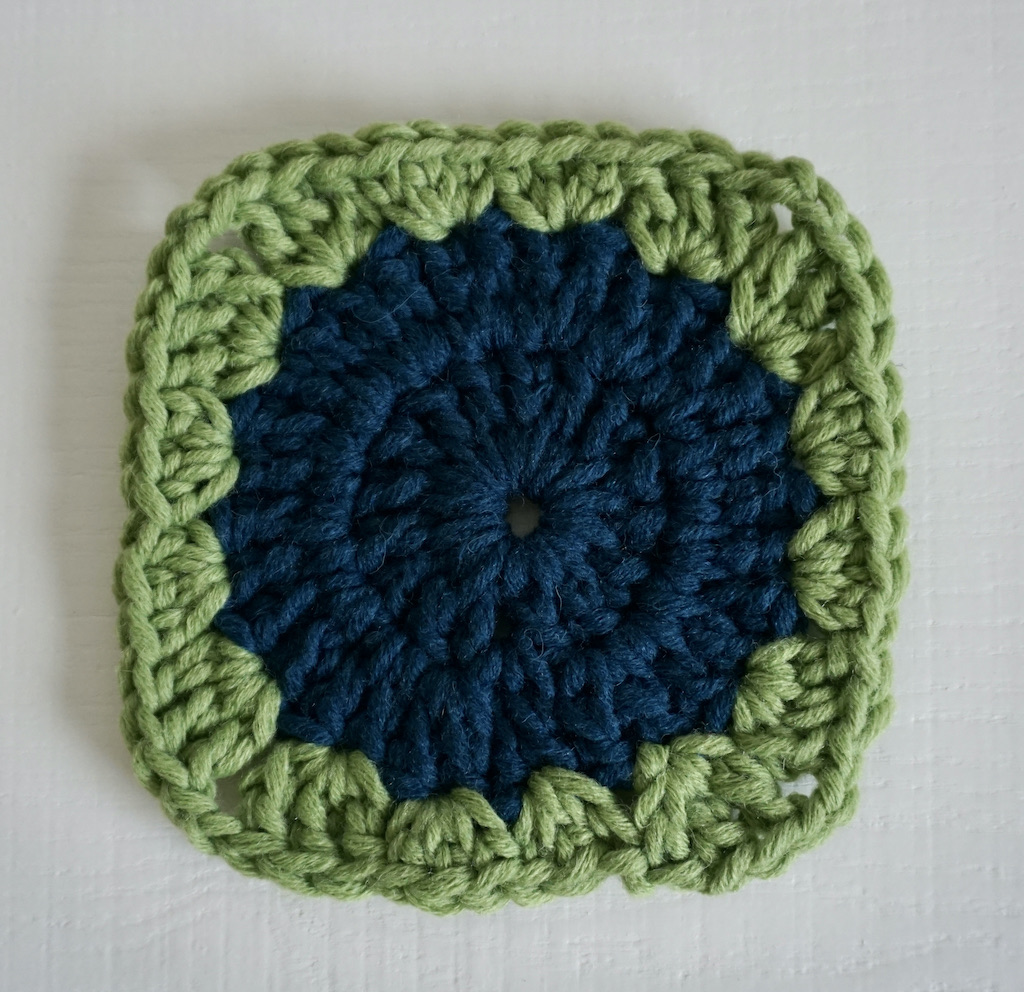 Eén enkele gehaakte granny square, onderdeel van het cache-pot haakproject