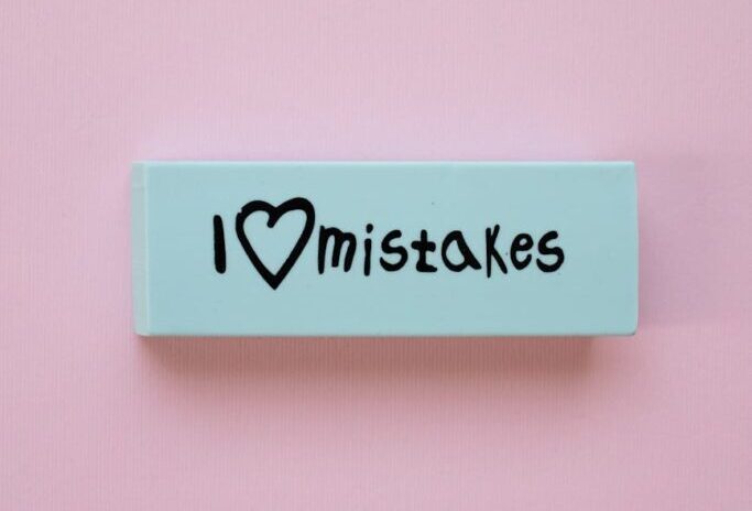 Roze gom met de tekst "I love mistakes" - speelse verwijzing naar grappige haakfouten