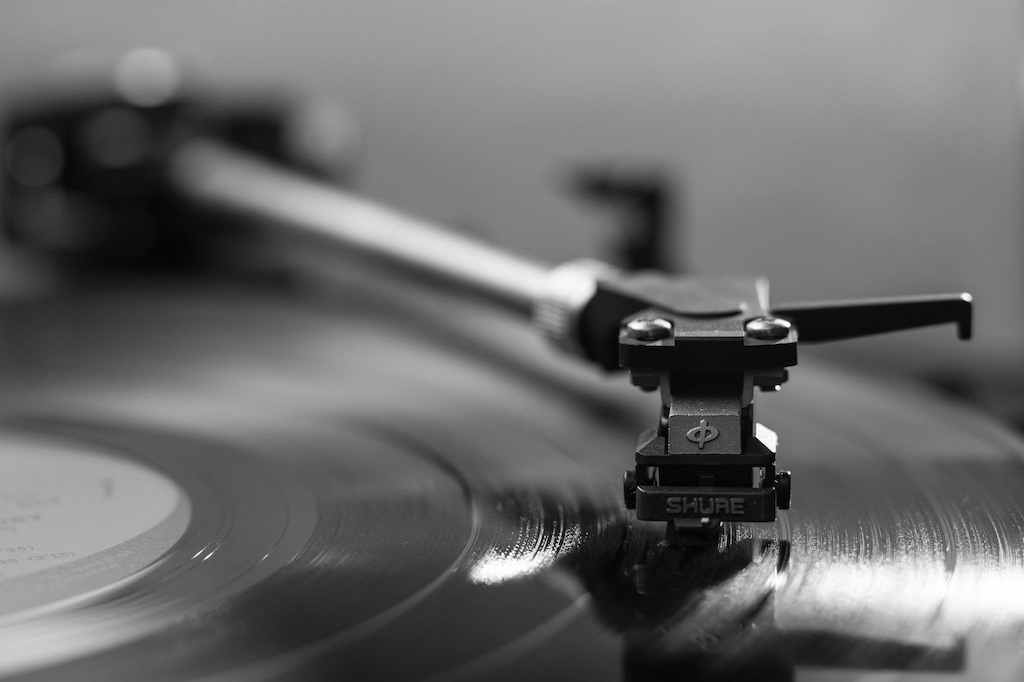 Platenspeler als symbool voor ontspannende haakmuziek in de haakplaylist op Spotify